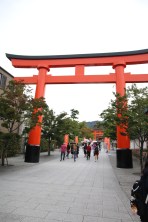Torii am Eingang des Fushimi Inari Taisha in Kyoto