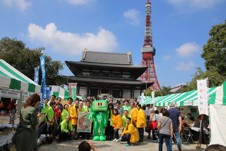 Fest im Zojo-ji, Tokyo Tower im Hintergrund