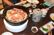 Sukiyaki zu Beginn des Essens