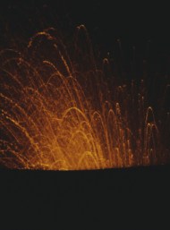 Italien Stromboli Ausbruch bei Nacht