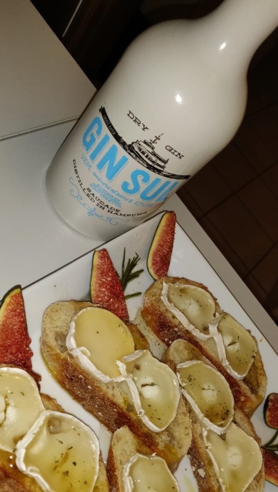 Gin Sul mit Ziegenkäse und Rosmarin-Honig