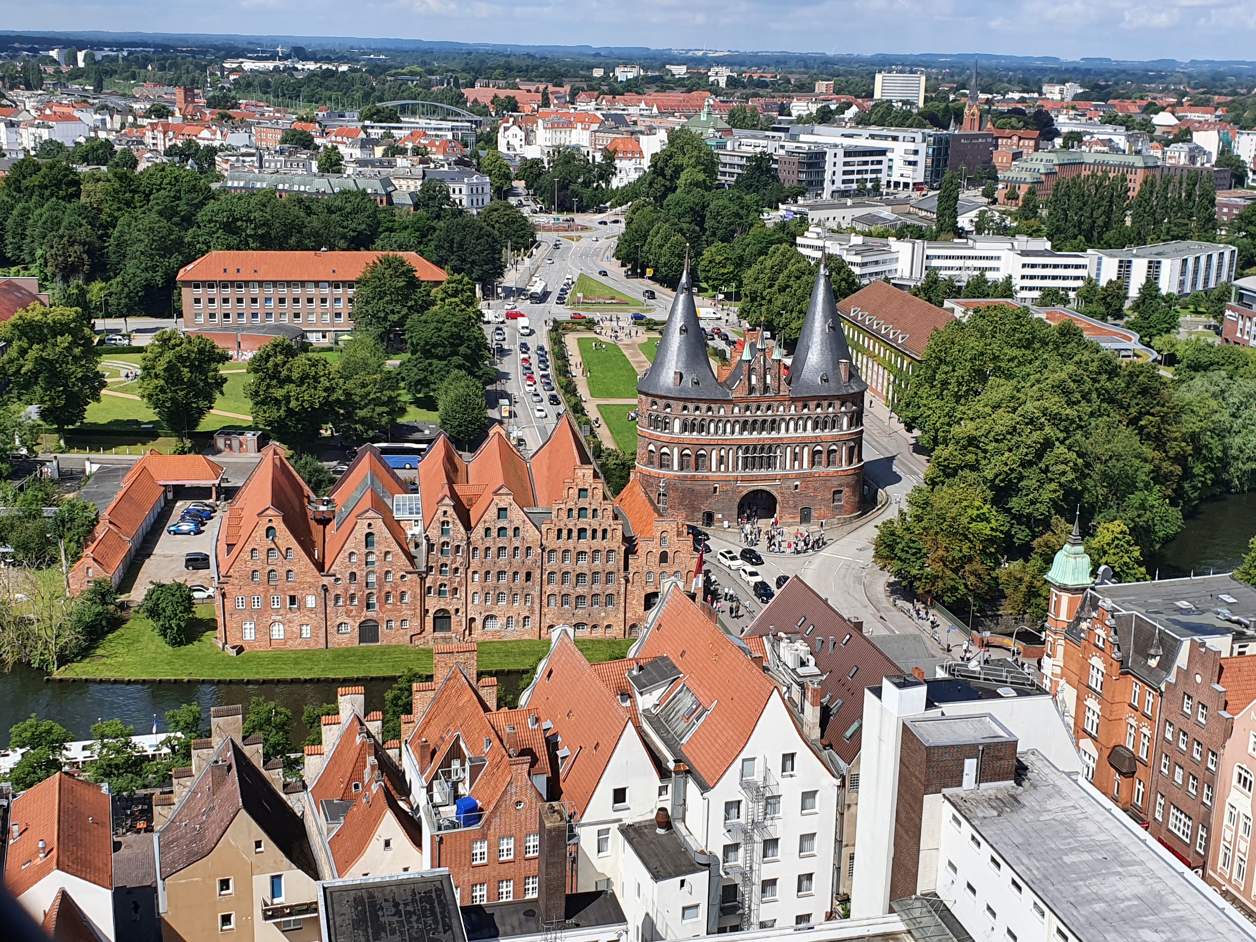 Lübeck - Blick von Petrikirche auf Holstentor und Salzspeicher