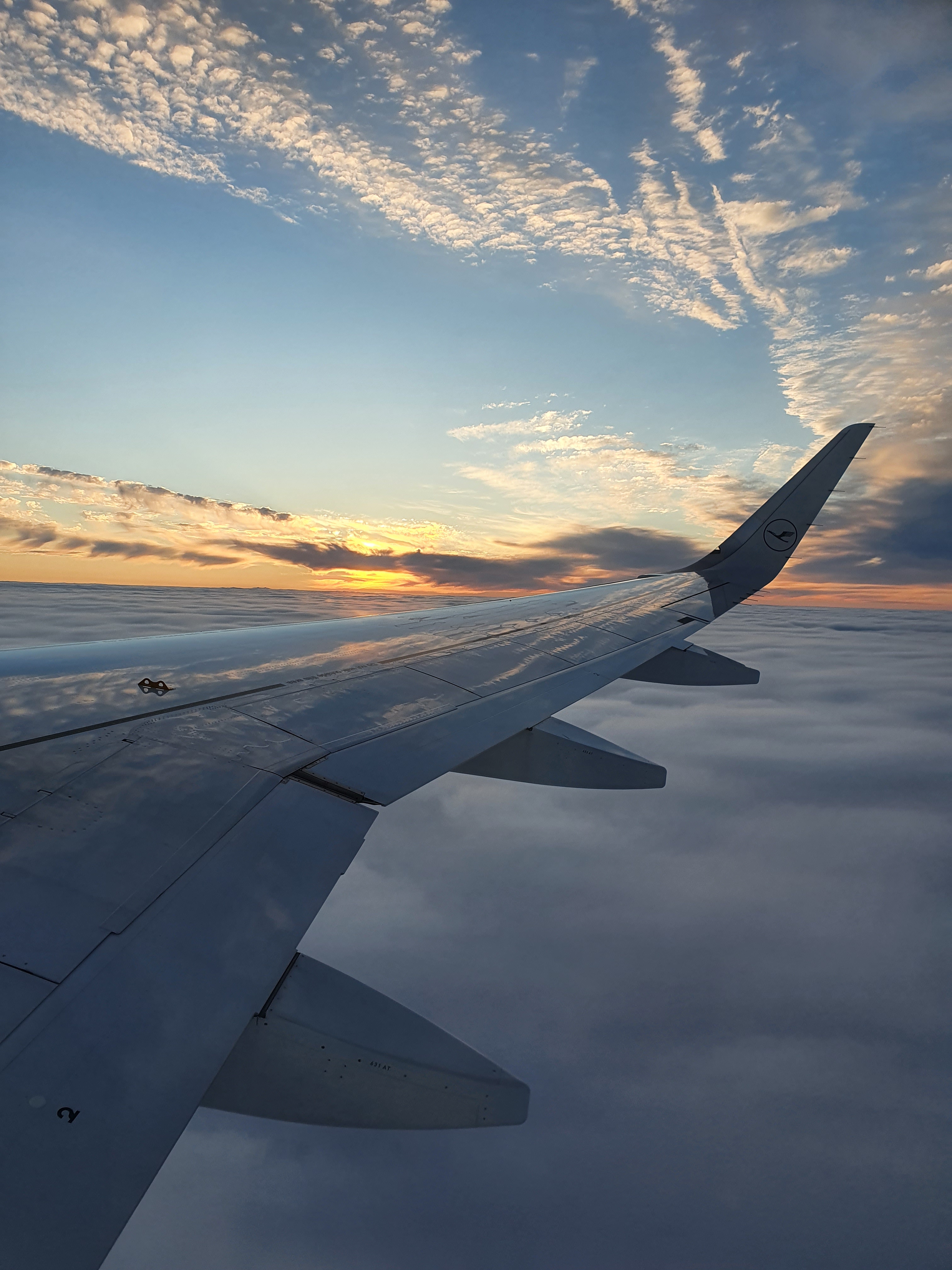 Island - Mitternachtssonne über den Wolken