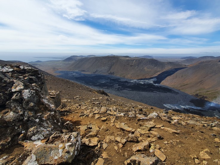 Island Fagradalsfjall frischer Lavastrom im Natthangi Tal fast bis ans Meer
