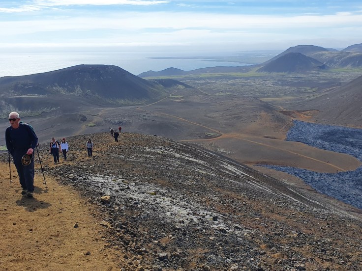 Island Fagradalsfjall frischer Lavastrom im Natthangi Tal fast bis ans Meer