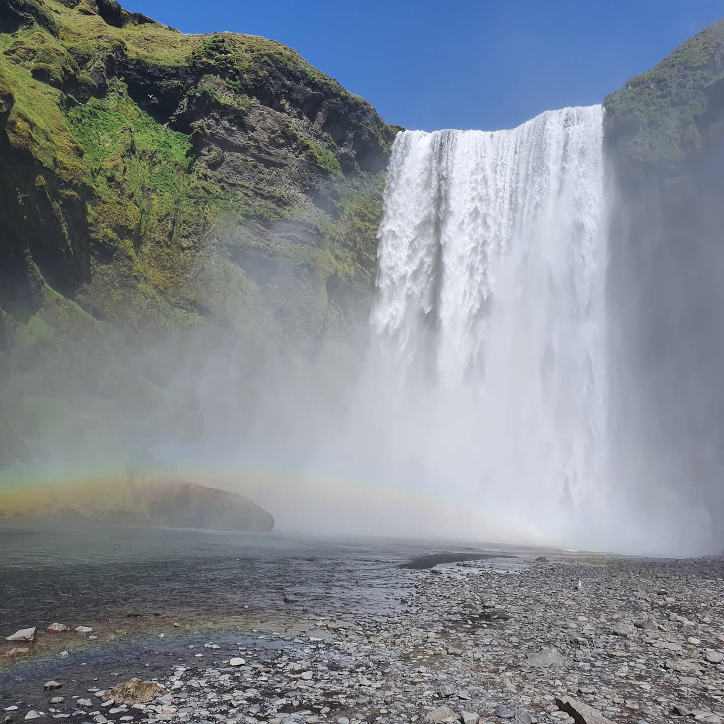 Island Skogafoss mit Regenbogen