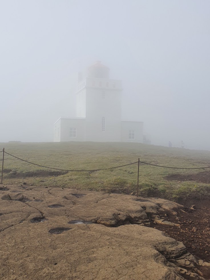 Island Dyrholaey Leuchtturm im Nebel