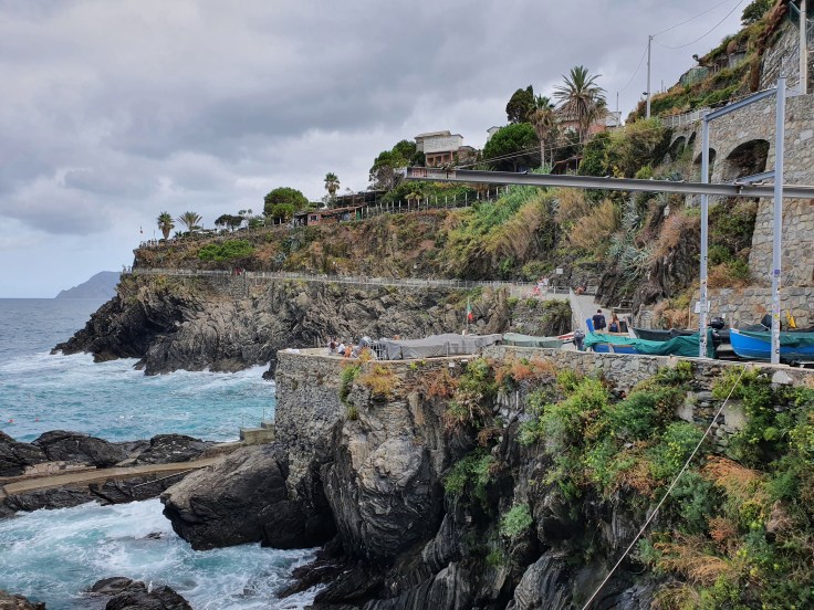 Cinque Terre Manarola Hafenkran, im Hintergrund Punta Bonfiglio