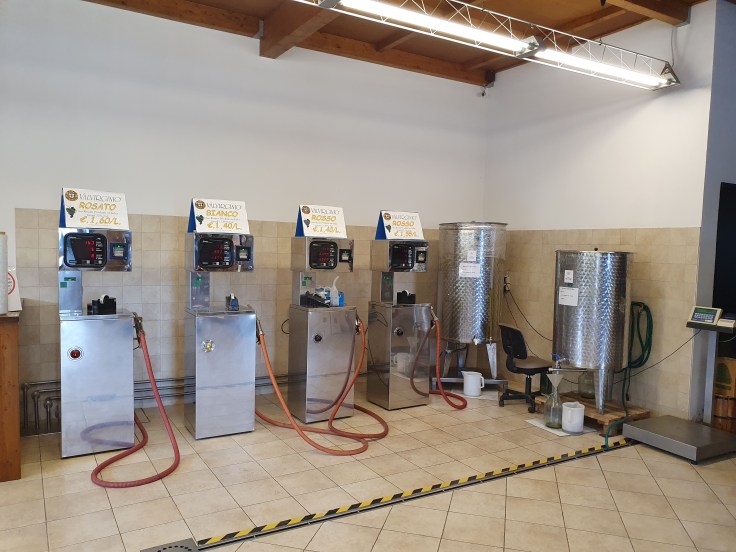 Montespertoli Weinkooperative mit "Wein-Tankstelle"