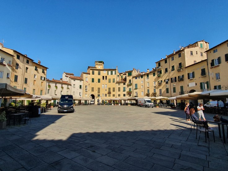 Lucca Piazza dell' Anfiteatro