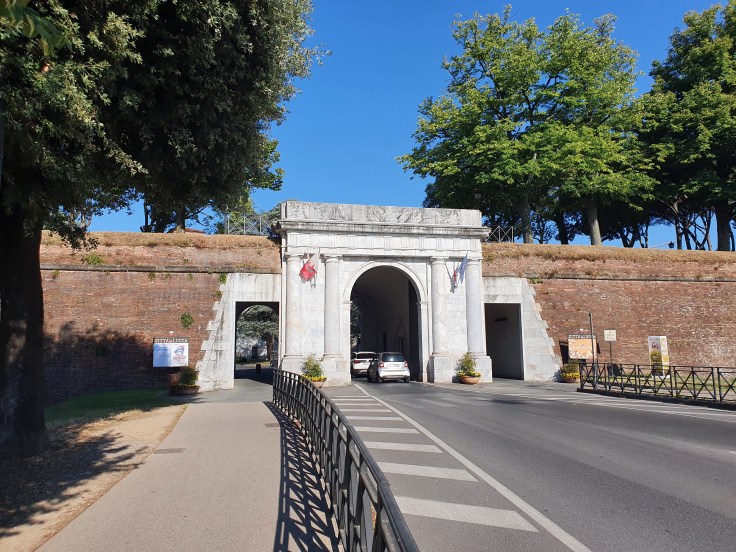 Lucca Stadtmauer mit Stadttor Porta Elisa