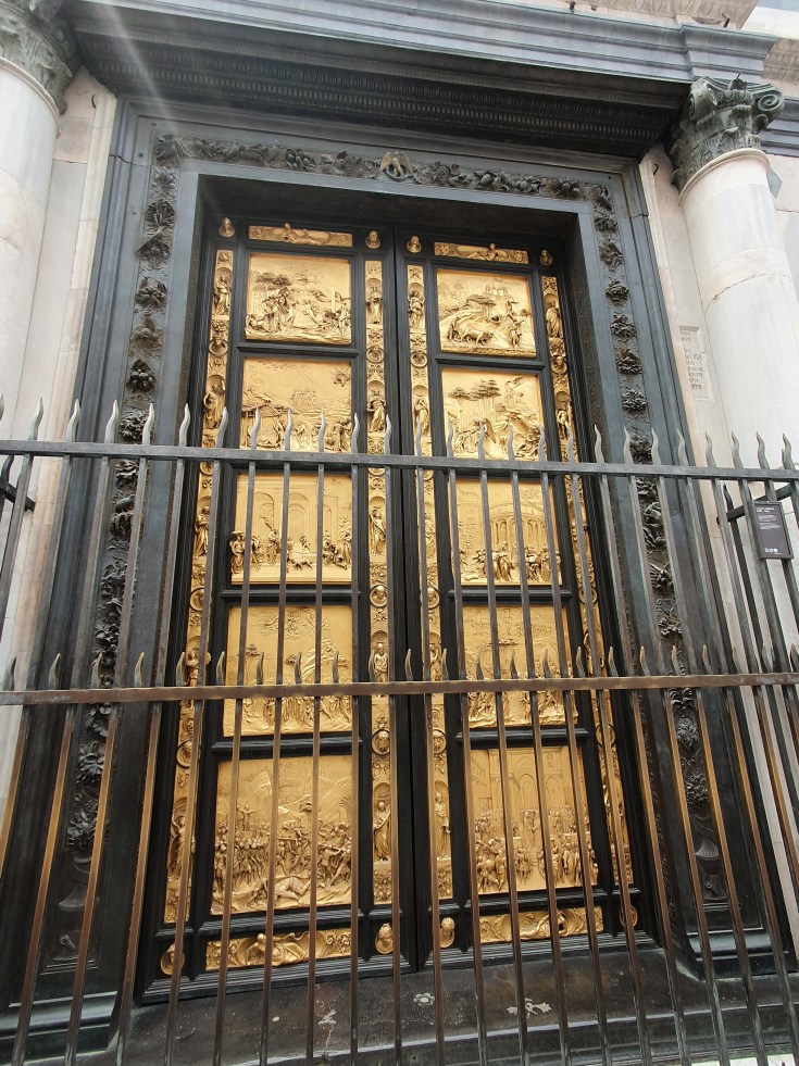 Florenz - vergoldetes Portal des Bapristeriums auf dem Domplatz