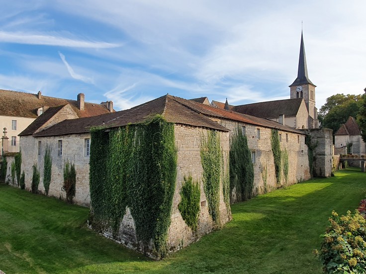 Chateau de Gilly mit Schlossgraben, Kirche und Wirtschaftsgebäude
