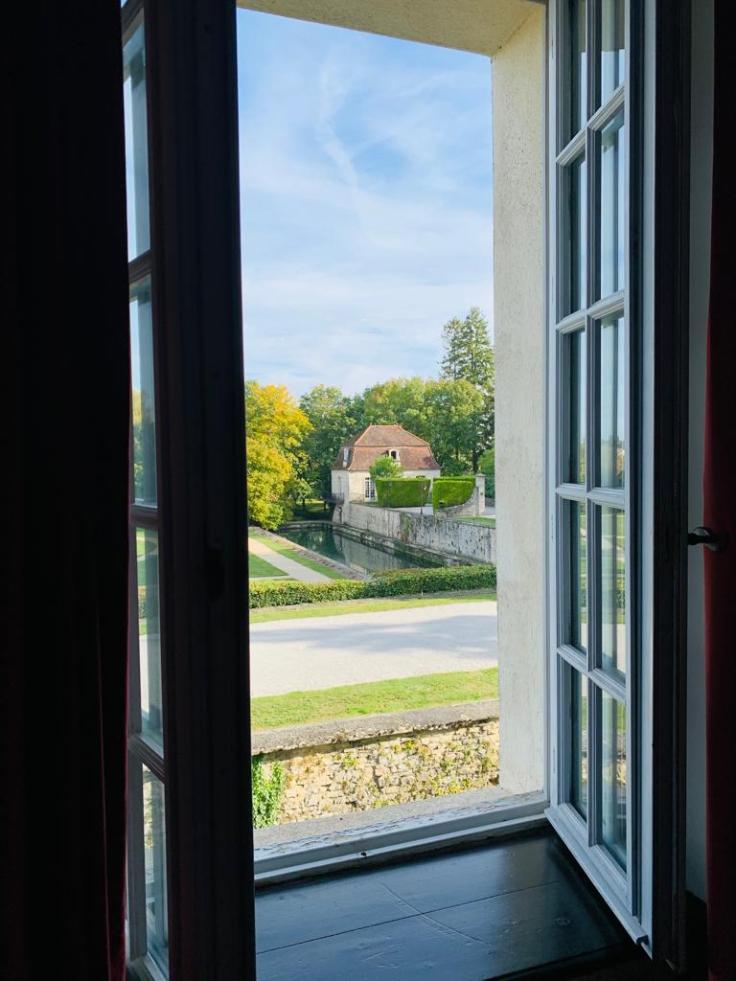 Chateau de Gilly Blick aus dem Zimmer auf Garten, Forellenteich und Pavillon des Abts