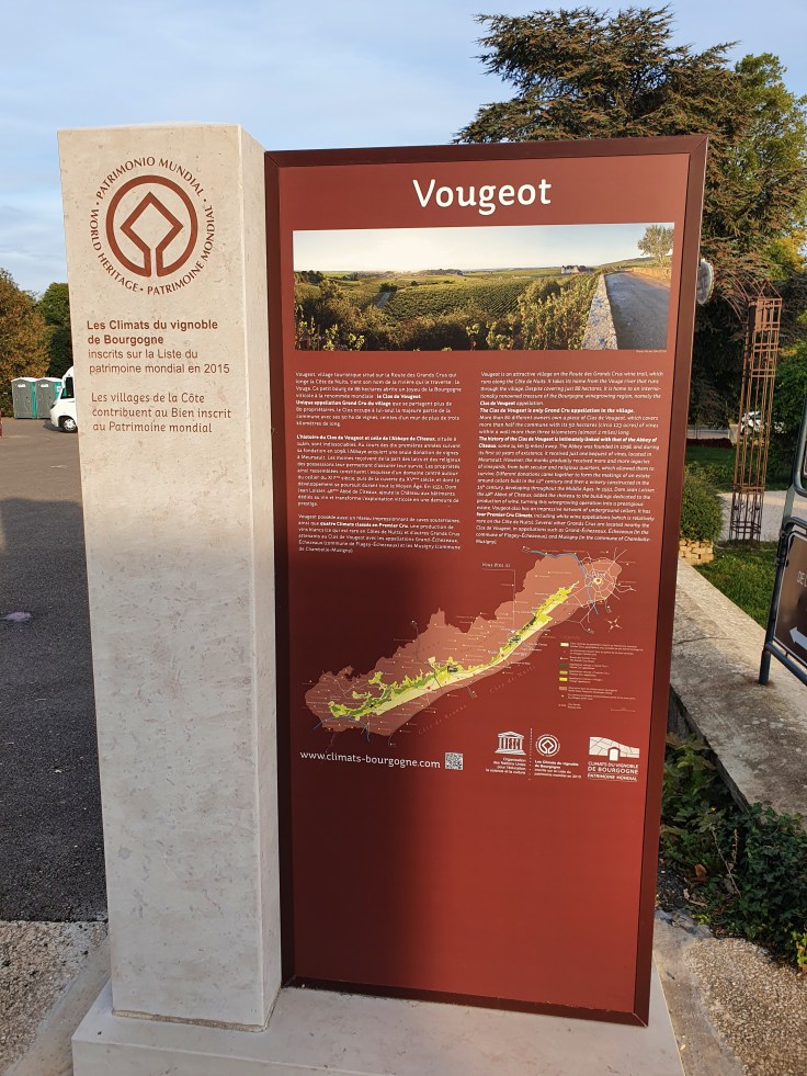 Vougeot Infotafel vor La grande Cave de Vougeot