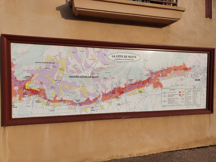 Vougeot Infotafel vor La grande Cave de Vougeot