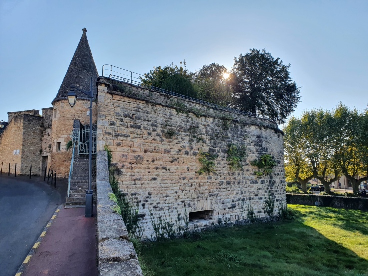 Beaune - Boulevard / Weinlager in der Stadtmauer