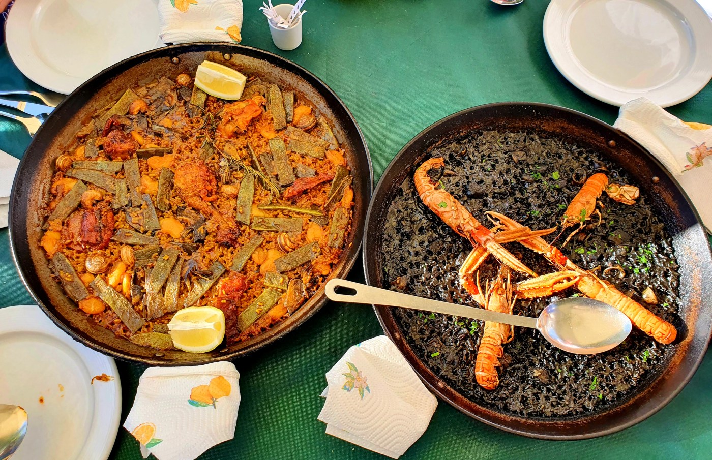 Valencia Paella Valenciana und Arroz negro
