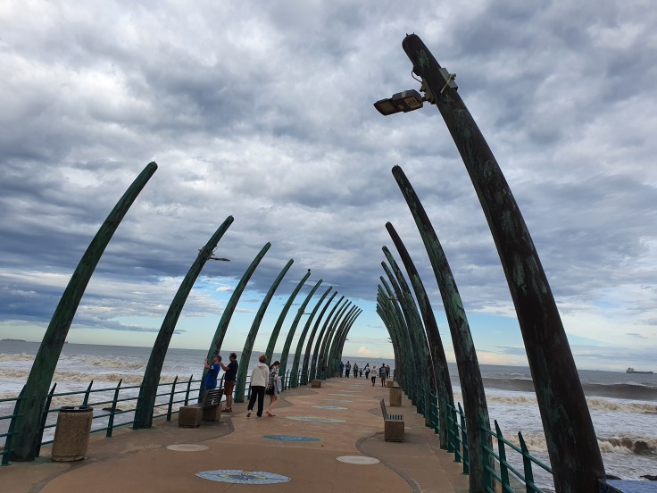 Promenade mit Whalebone Pier vor Oyster Box Umhlanga