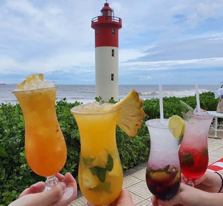 Oyster Box Cocktail vor Leuchtturm