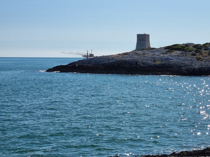 Apulien Gargano Strand Spiaggia di Scialmarino mit Trabucco