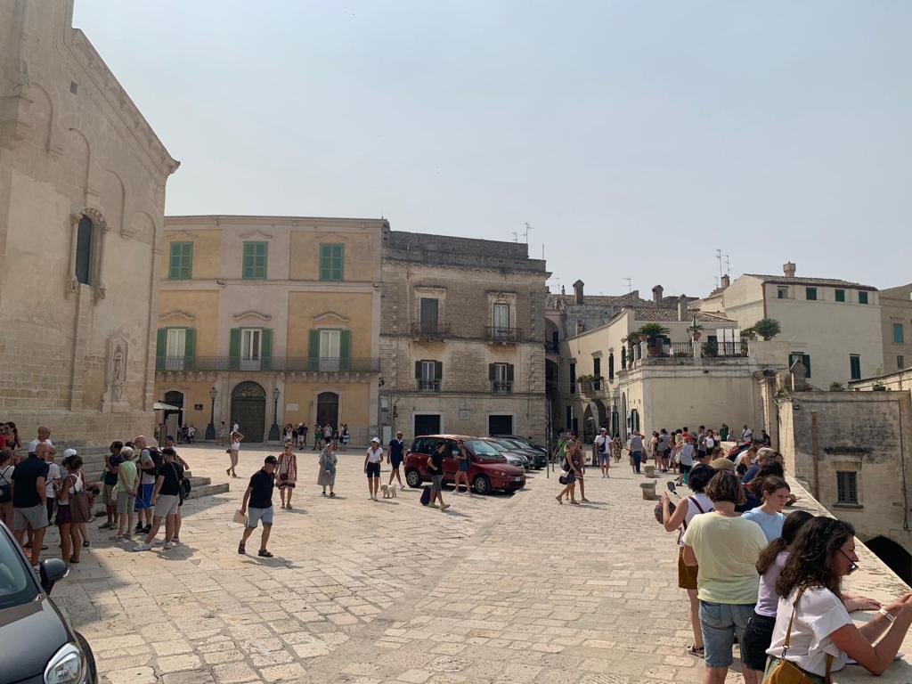 Matera: Hier vor der Kathedrale landet das Motorrad