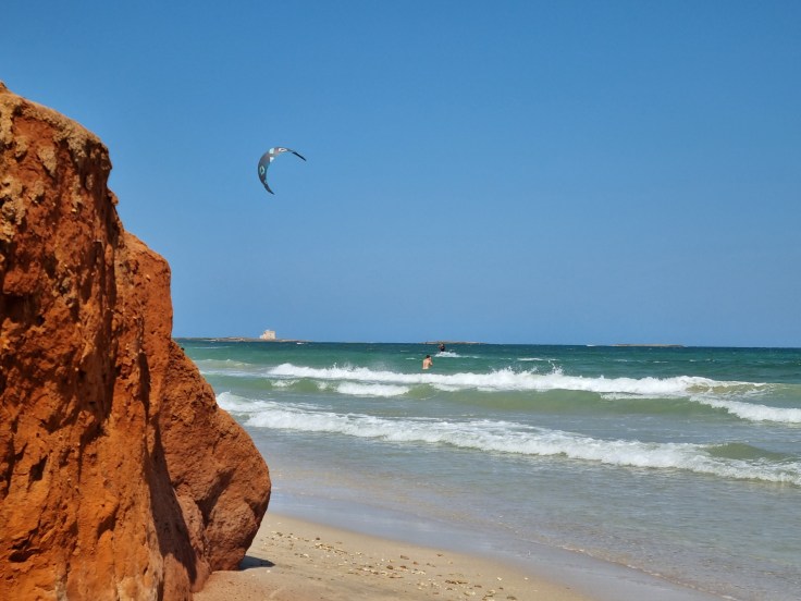 Naturschutzgebiet Torre Guaceto - Strand mit Kitesurfern