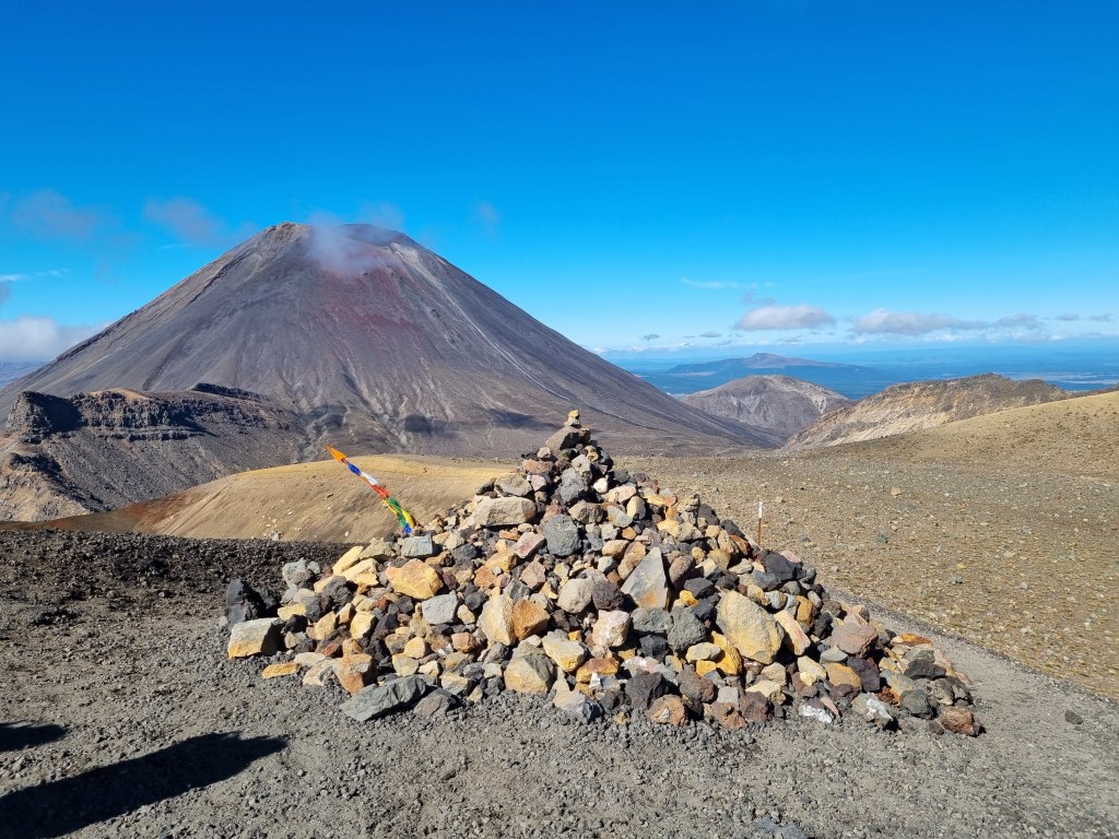 Tongariro Crossing - Mt. Ngauruhoe und Gipfelsteine