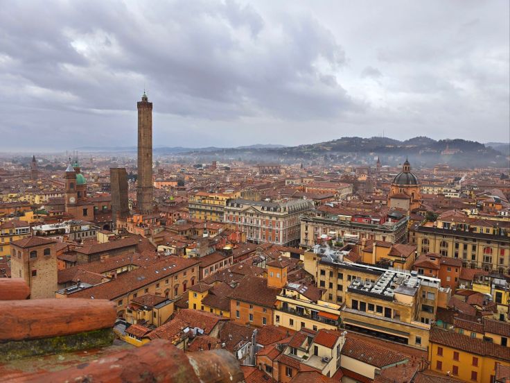 Blick vom Torre Prendiparte auf Bologna