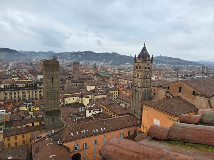 Blick vom Torre Prendiparte auf Bologna