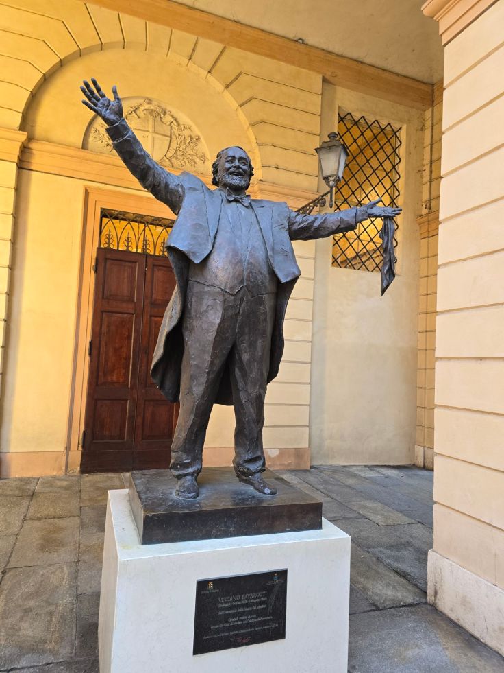 Denkmal Luciano Pavarotti vor dem Teatro Communale