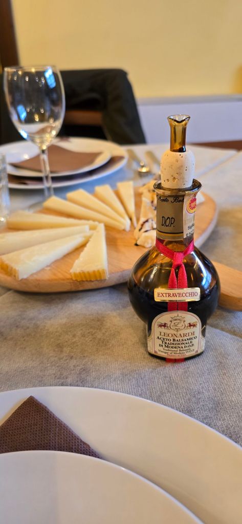 Aceto Balsamico Traditionale di Modena DOP mit Käse
