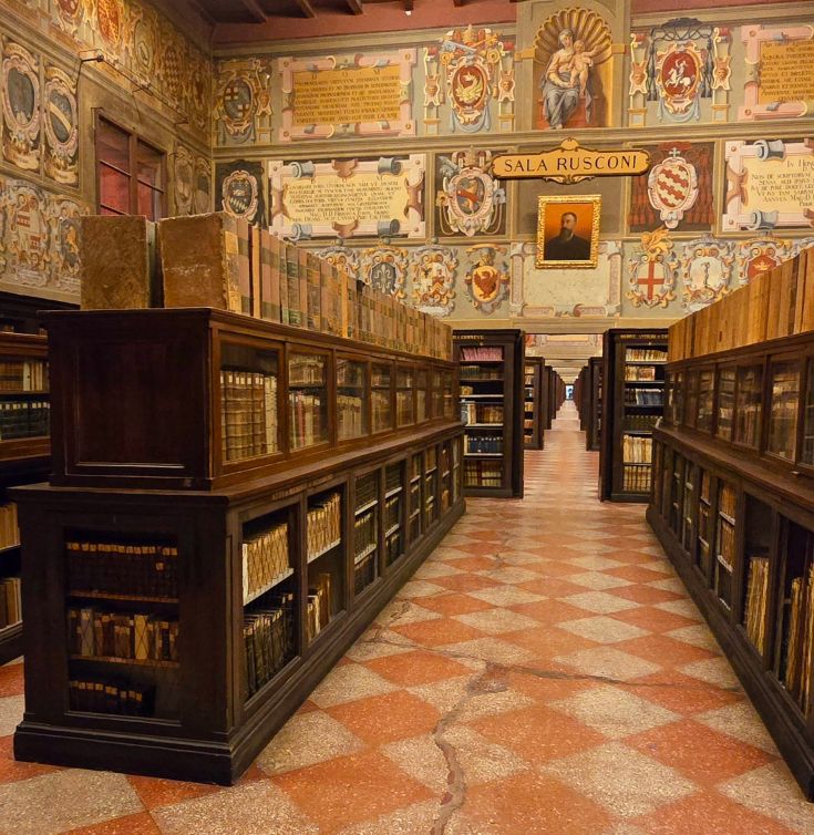 Archiginnasio, Blick in die Bibliothek vom Stabat Mater Saal aus