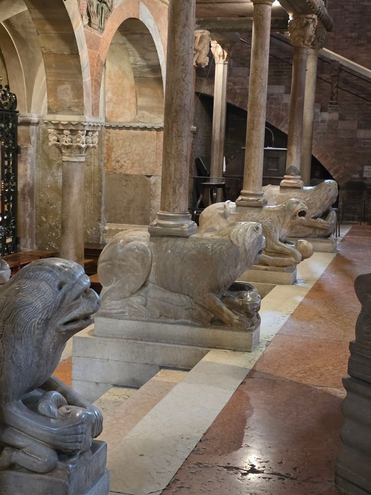 Löwen vor dem Eingang zur Krypta