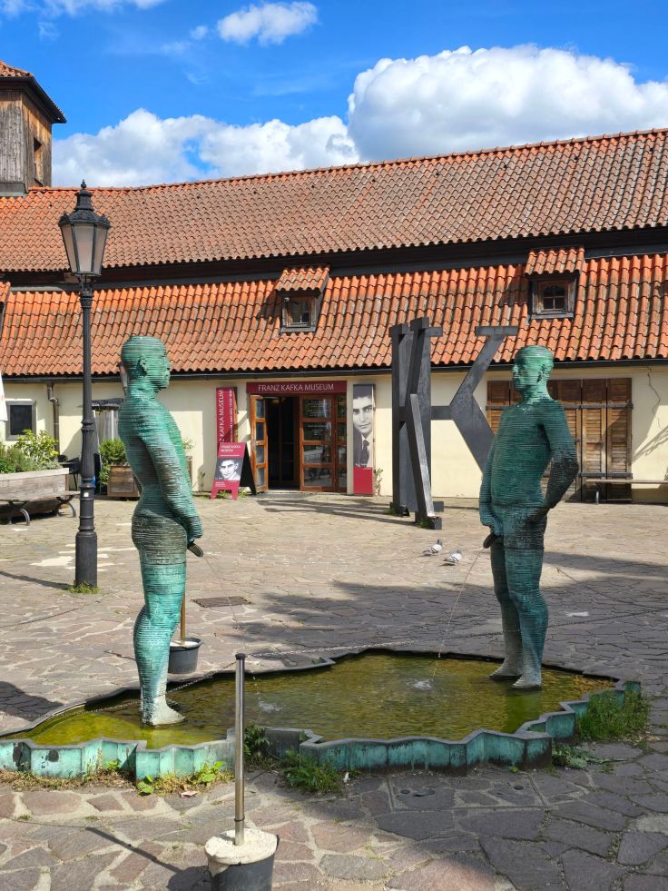 Cerny: "Piss" vor dem Kafka-Museum