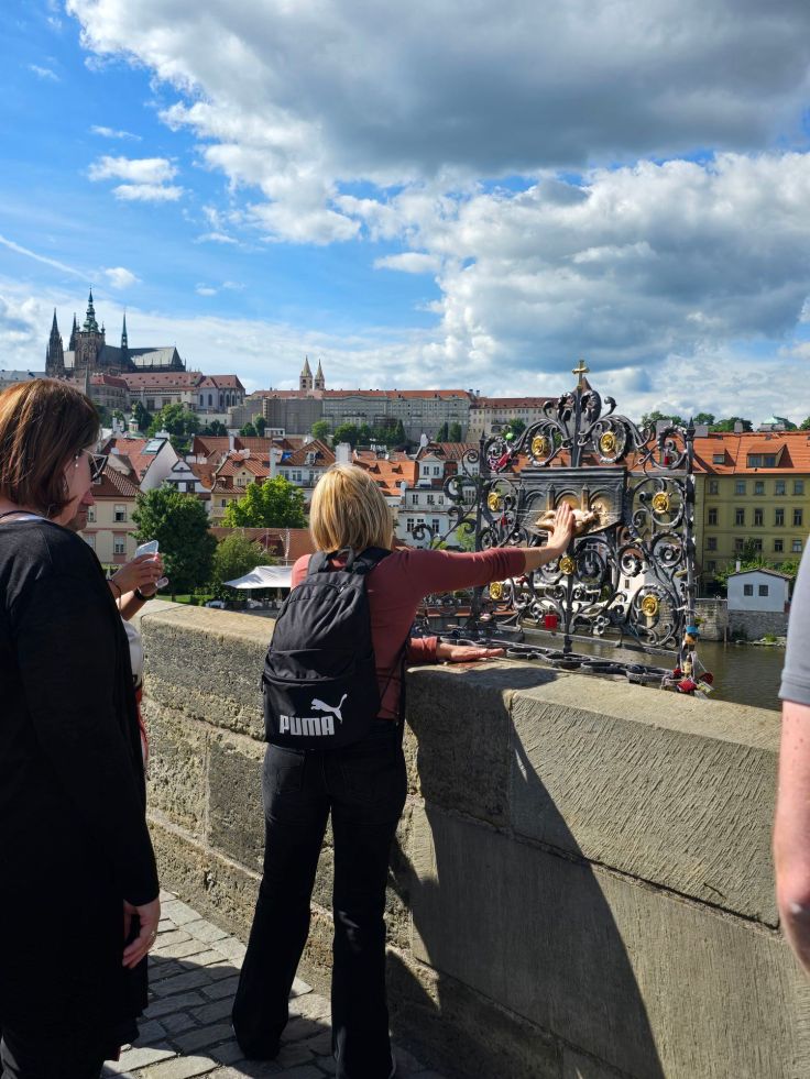 Prager Karlsbrücke: Tafel des Hl Nepomuk berühren