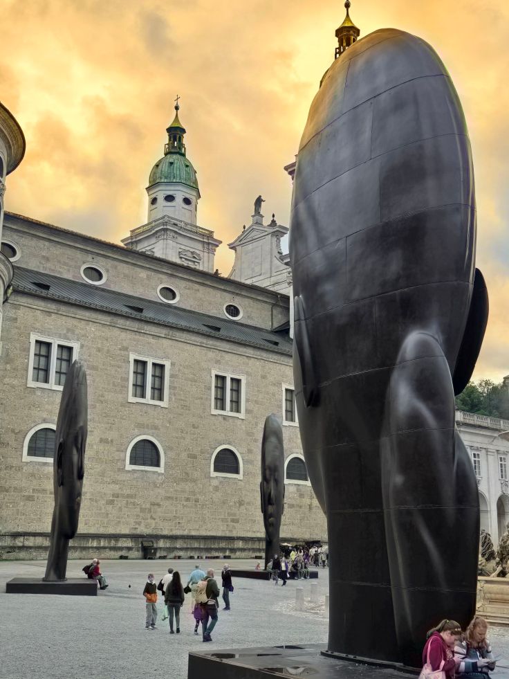 Salzburg - Dom, Residenzplatz mit "Secret Garden" (Jaume Plensa)