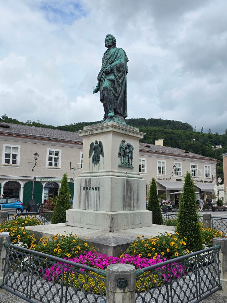 Salzburg - Mozartstatue auf dem Mozartplatz 
