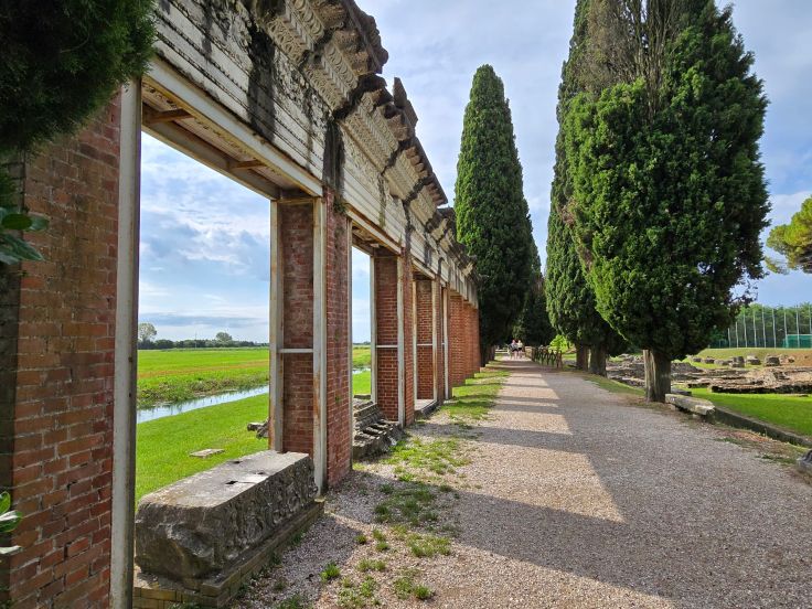Antiker Hafen und Via Antica