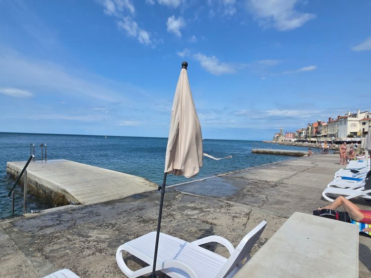 Piran: typische Beton-Badeplattformen