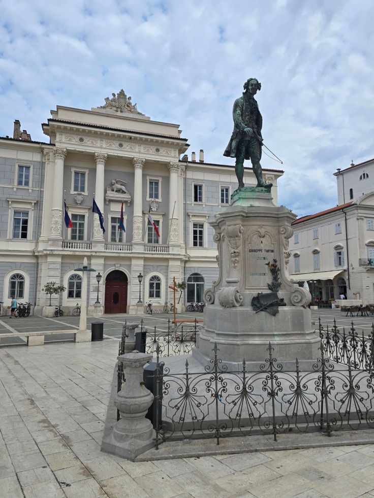 Piran: Tartiniplatz mit Giuseppe-Tartini-Statue
