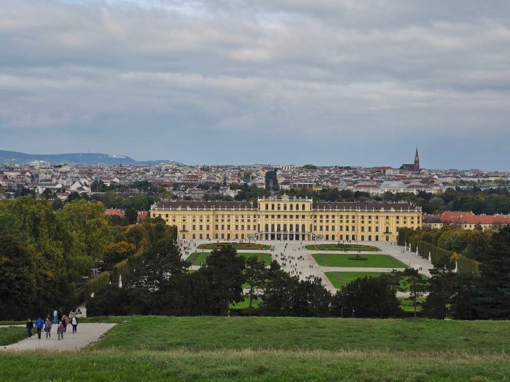 Schloss Schönbrunn mit Schlosspark von Gloriette aus
