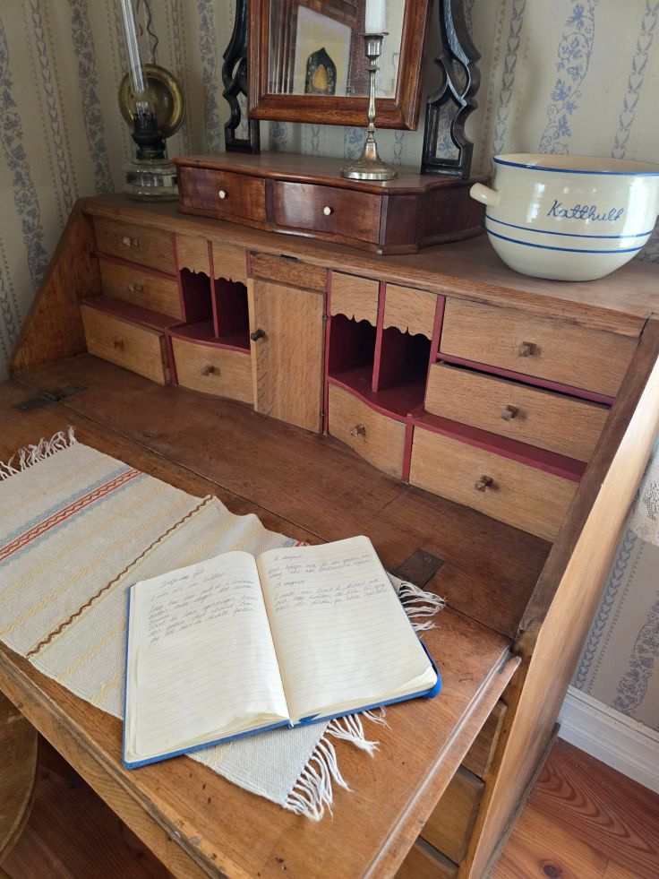 Mutter Almas Schreibtisch mit Tagebuch