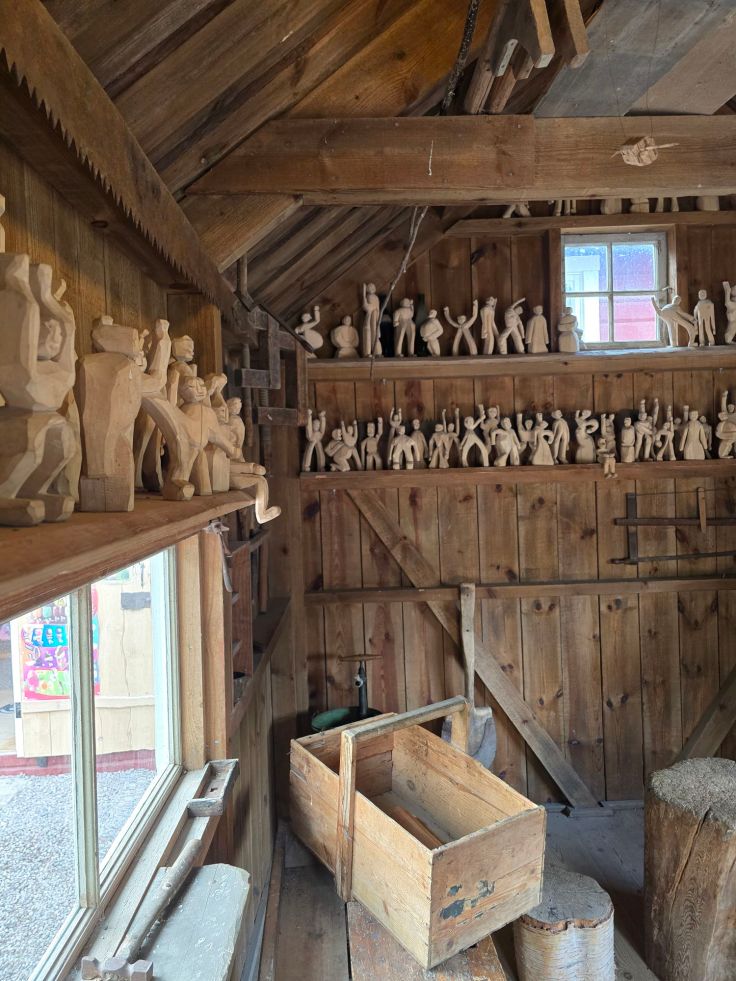 Tischlerschuppen mit Holzmännchen