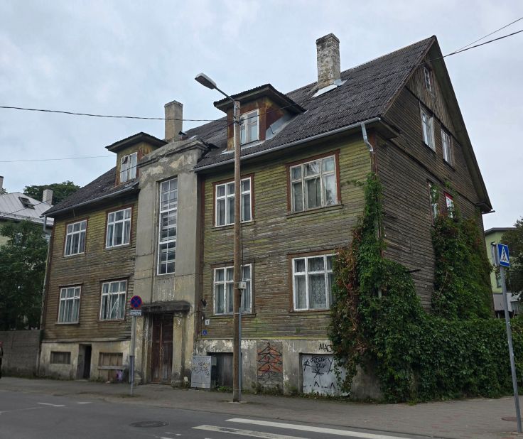 Tallinn: Kalamaja, Holzhaus mit Treppenhausturm