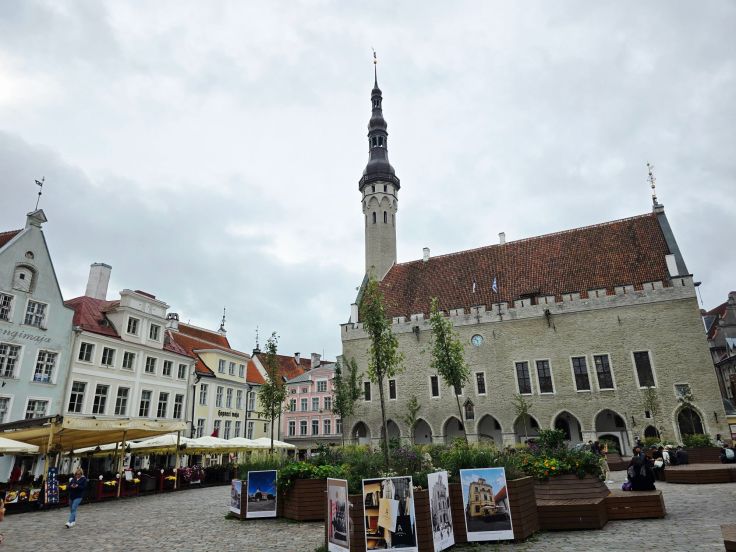 Rathausplatz mit gotischem Rathaus