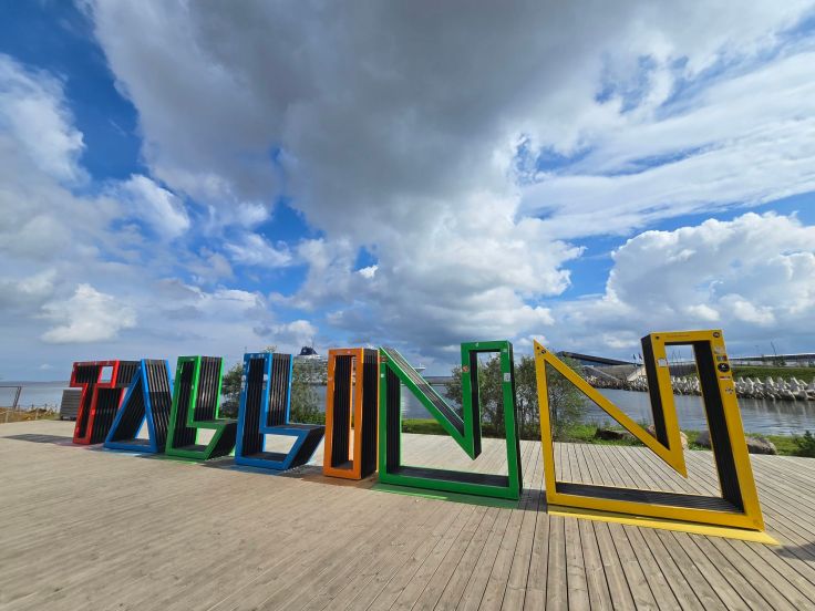Tallinn-Schriftzug am Hafen