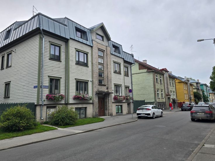 Kalamaja, modernisiertes Holzhaus mit Treppenhausturm