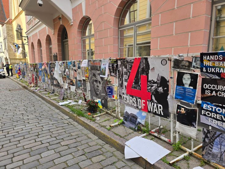 Tallinn: Protestzaun vor der russischen Botschaft