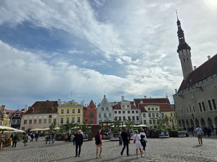 Rathausplatz mit gotischem Rathaus